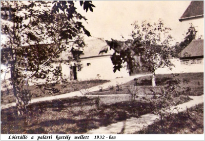 lóistálló a kastély mellett.jpg