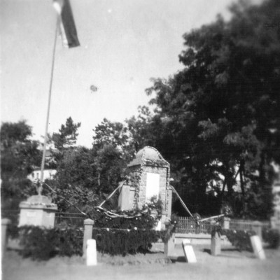 A háborús emlékmű és a szlovák zászló 1945-ben.jpg