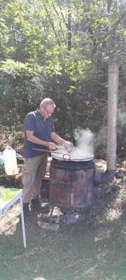 Racsko György-készül a finom vadglyás.jpg